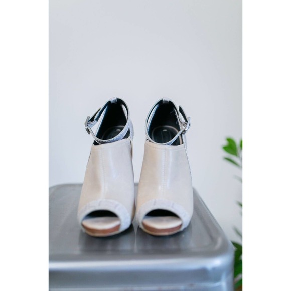 BCBGMAXAZRIA MA-Reagan Platform Heels Sz 7b Leather W/Animal Print EUC - Picture 2 of 9